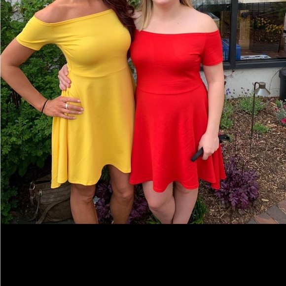 Sarin Mathews off the shoulder figure flattering dress!! - Picture 4 of 5